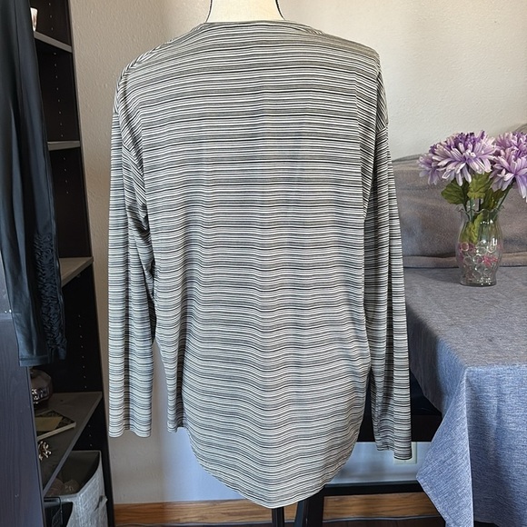 Athleta Women’s Size Large Striped V-neck Long Sleeve Top - Picture 2 of 6